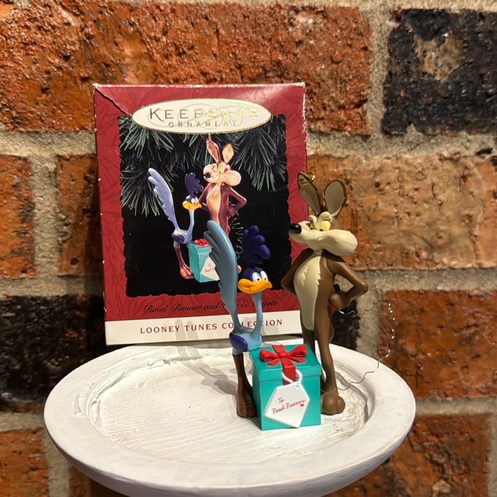 Hallmark Ornament 1994 Looney Tunes Road Runner and Wile E Coyote Christmas